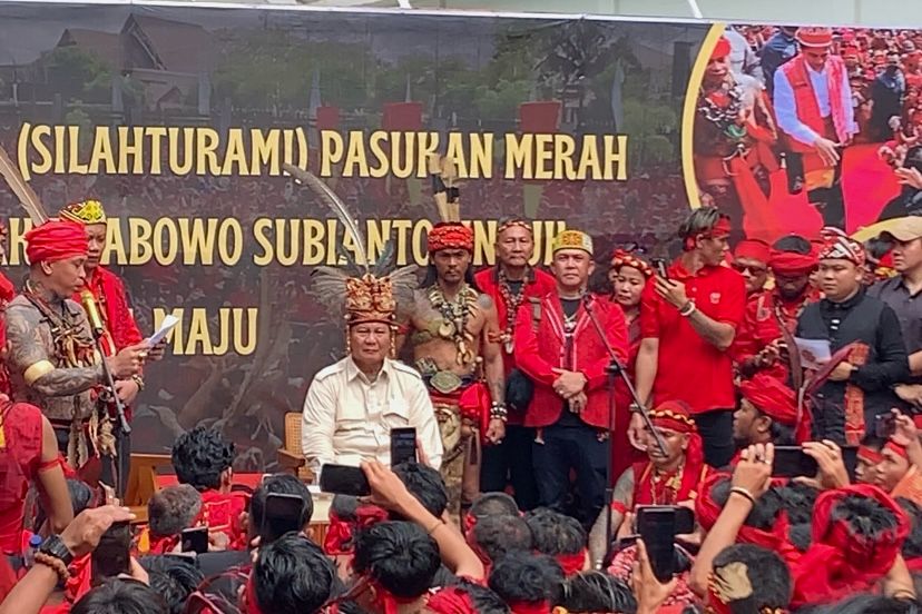 Capres RI, Prabowo Subianto saat bersilaturahmi dengan Pasukan Merah Tariu Borneo Bangkule Rajakng (TBBR), di Cafe Kluwi, Pontianak. (Foto: Indri)