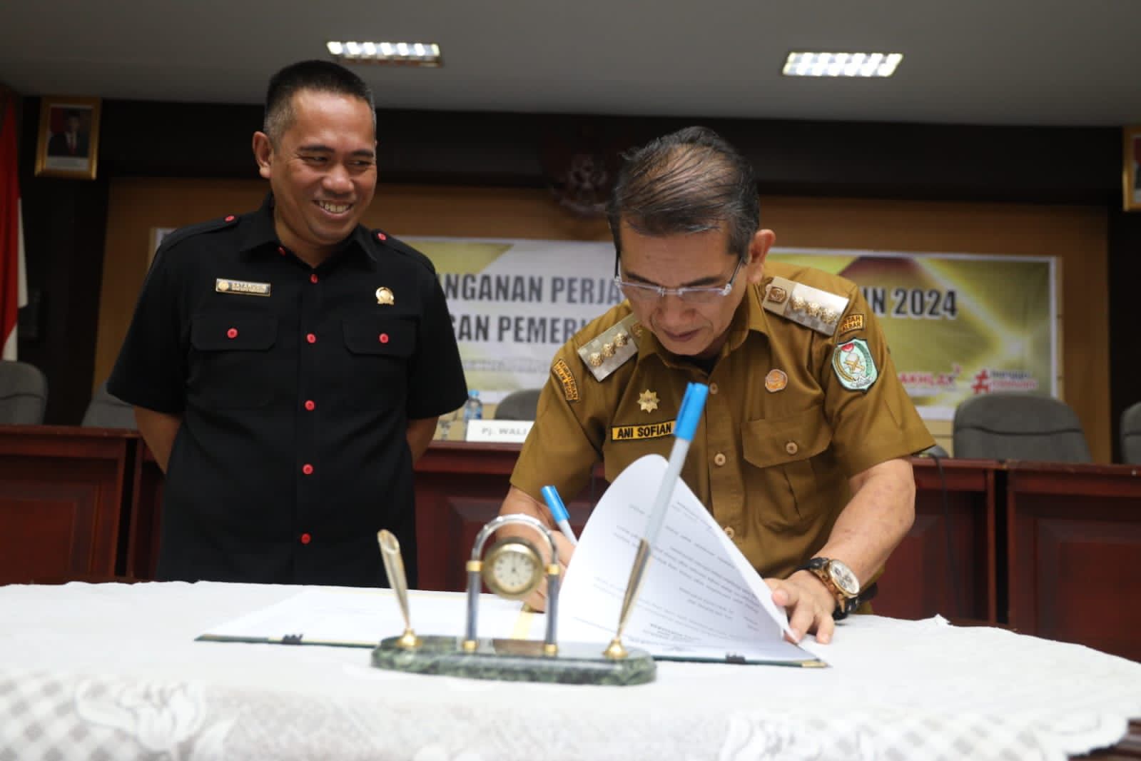 Pj Wali Kota Pontianak, Ani Sofian turut membubuhkan tanda tangannya pada perjanjian kinerja yang telah diteken oleh kepala OPD. (Foto: Kominfo/Prokopim Pontianak)