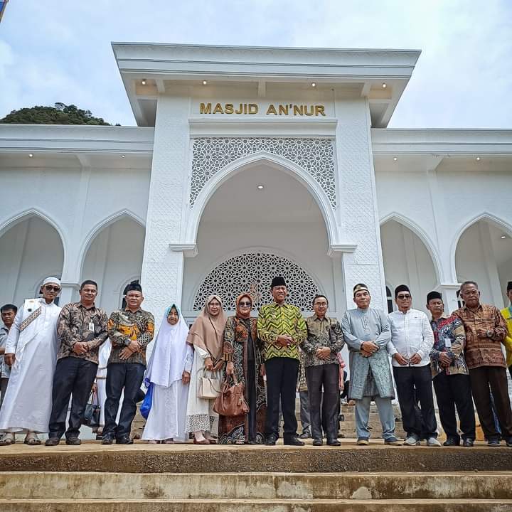 Foto bersama di depan masjid usai kegiatan peresmian. (Foto: Adi LC)