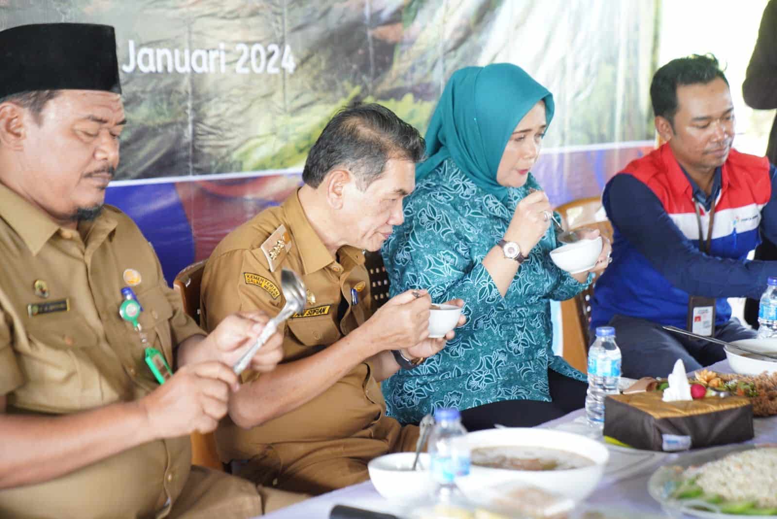 Pj Wali Kota Pontianak, Ani Sofian dan Pj Ketua TP PKK Kota Pontianak, Anita Ani Sofian menikmati sorgum goreng yang disajikan seperti nasi goreng. (Foto: Kominfo/Prokopim Pontianak)