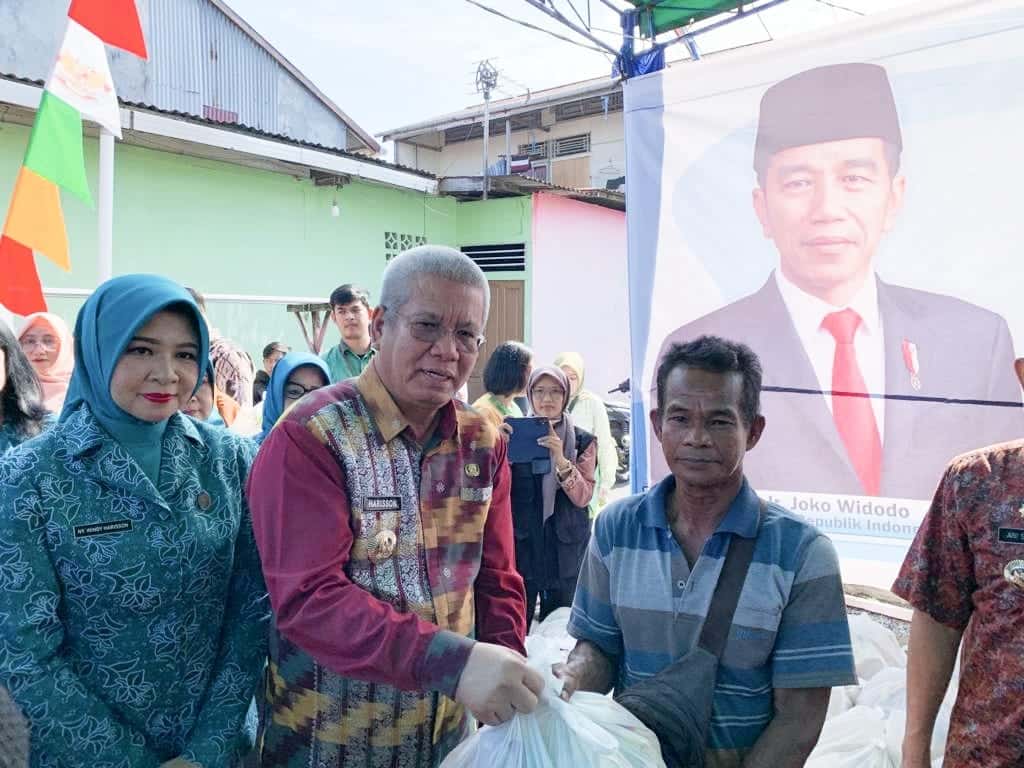 Penjabat (Pj) Gubernur Provinsi Kalimantan Barat (Kalbar) Harisson memberikan bantuan paket sembako kepada warga. (Foto: Jauhari)