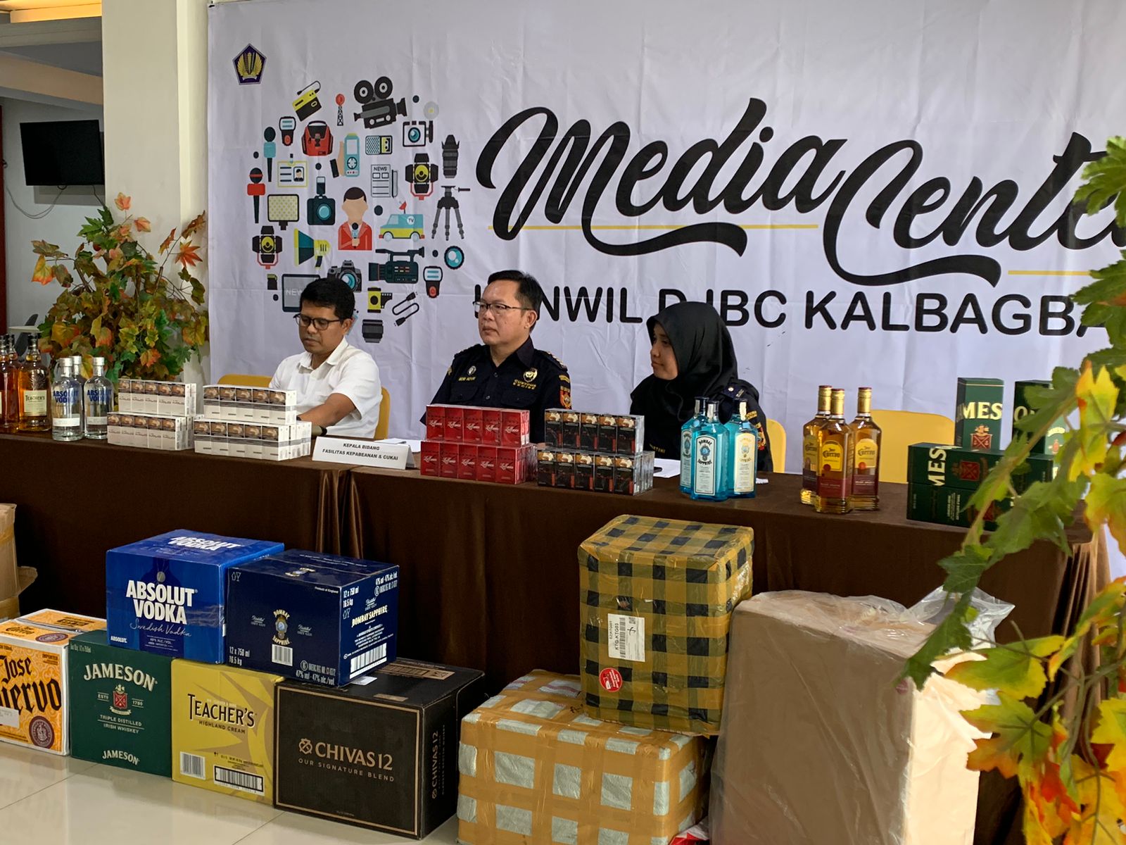 Konferensi pers Kantor Wilayah Direktorat Jenderal Bea dan Cukai Kalimantan Bagian Barat terkait penindakan barang ilegal. (Foto: Indri)
