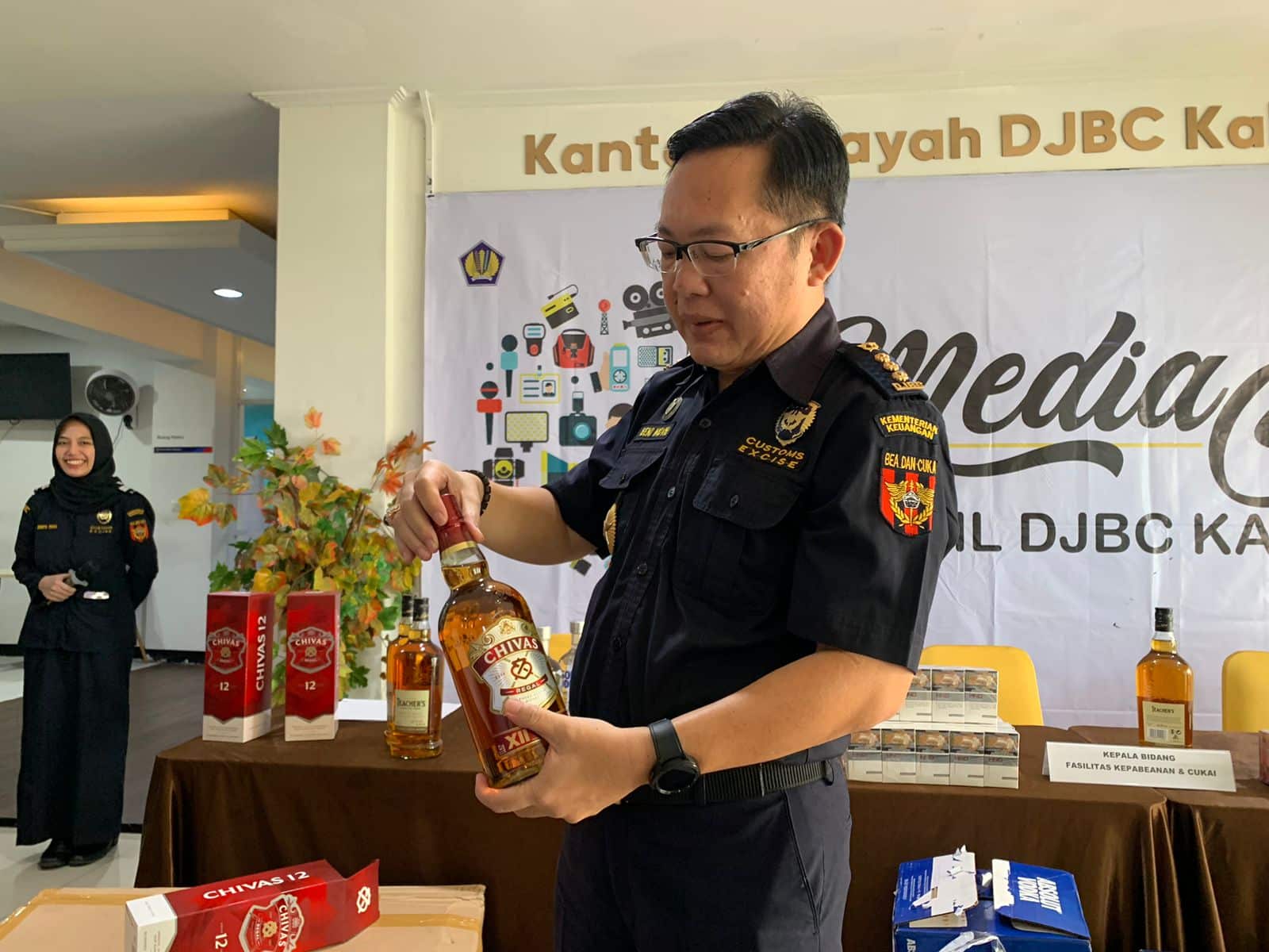 Kepala Bidang Fasilitas Kepabeanan dan Cukai, Beni Novri menunjukkan salah satu minuman alkohol. (Foto: Indri)