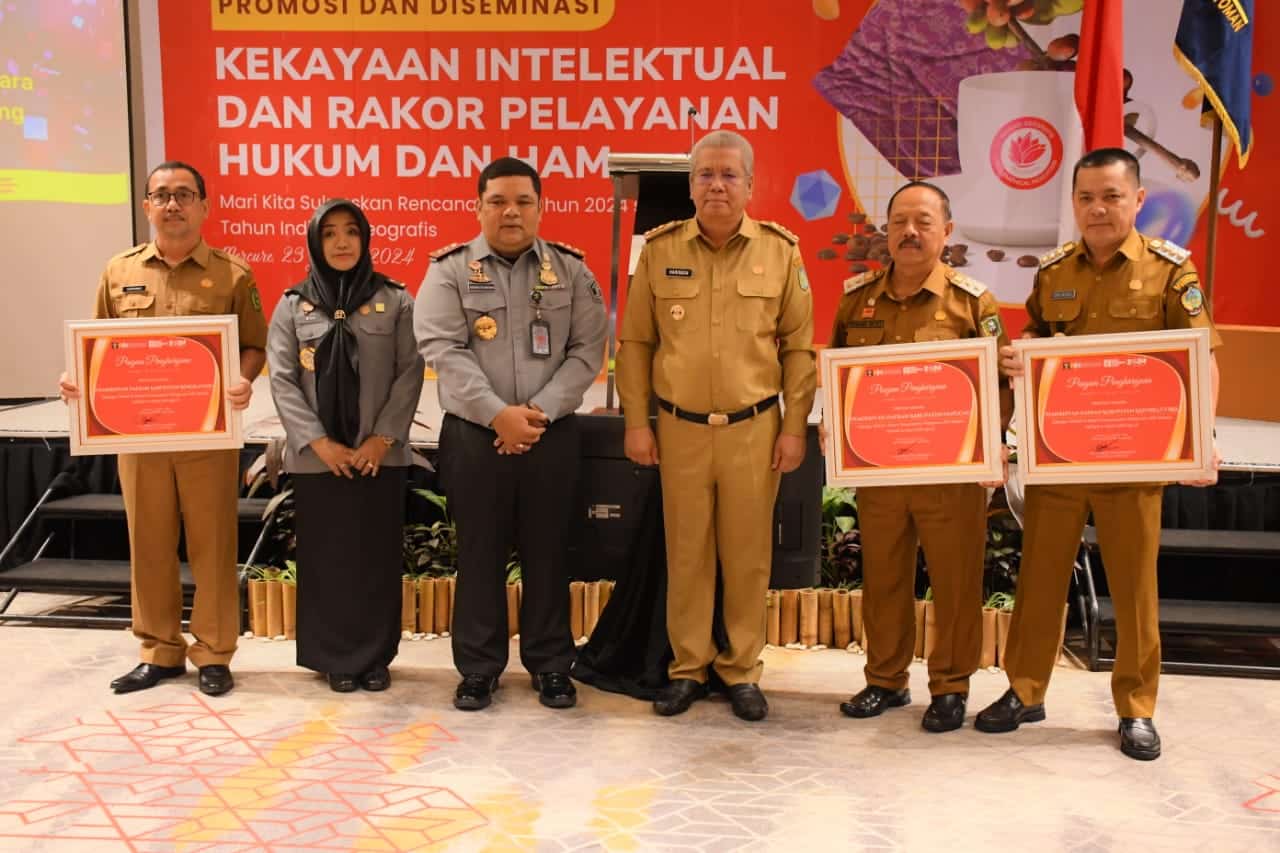 Foto bersama usai menerima penghargaan dari Direktorat Jenderal Kekayaan Intelektual Kementerian Hukum dan Hak Asasi Manusia Republik Indonesia di Hotel Mercure Pontianak, Selasa (23/1/2024). (Foto: Prokopim)