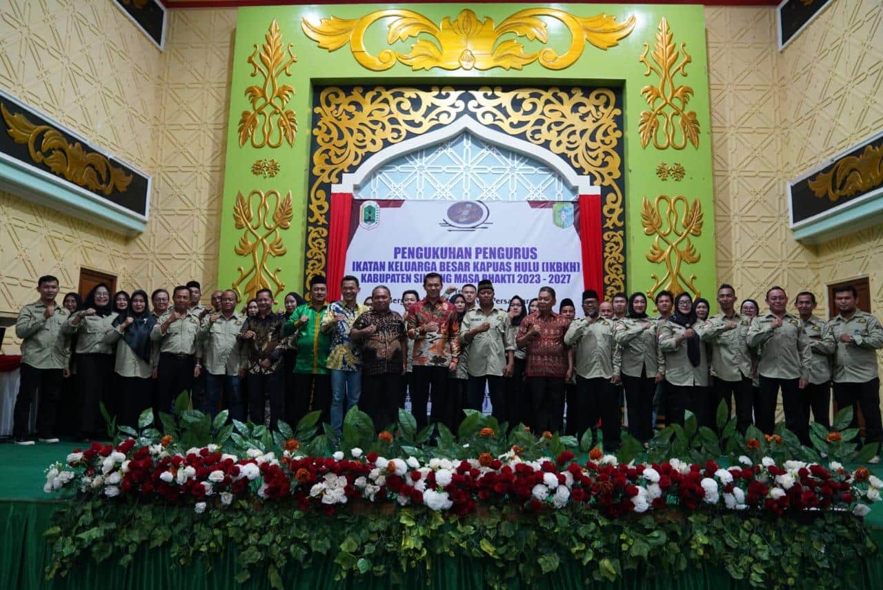 Foto bersama usai acara Pelantikan dan Pengukuhan IKBKKH Kabupaten Sintang. (Foto: Ishaq)