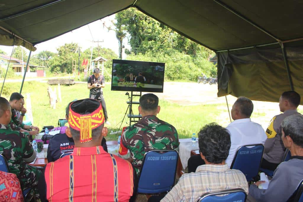 Sejumlah Perwira Kodim Putussibau mengikuti vicon kunker Kasad TNI AD terkait peresmian sumur bor di Kabupaten Bengkayang. (Foto: Ishaq)