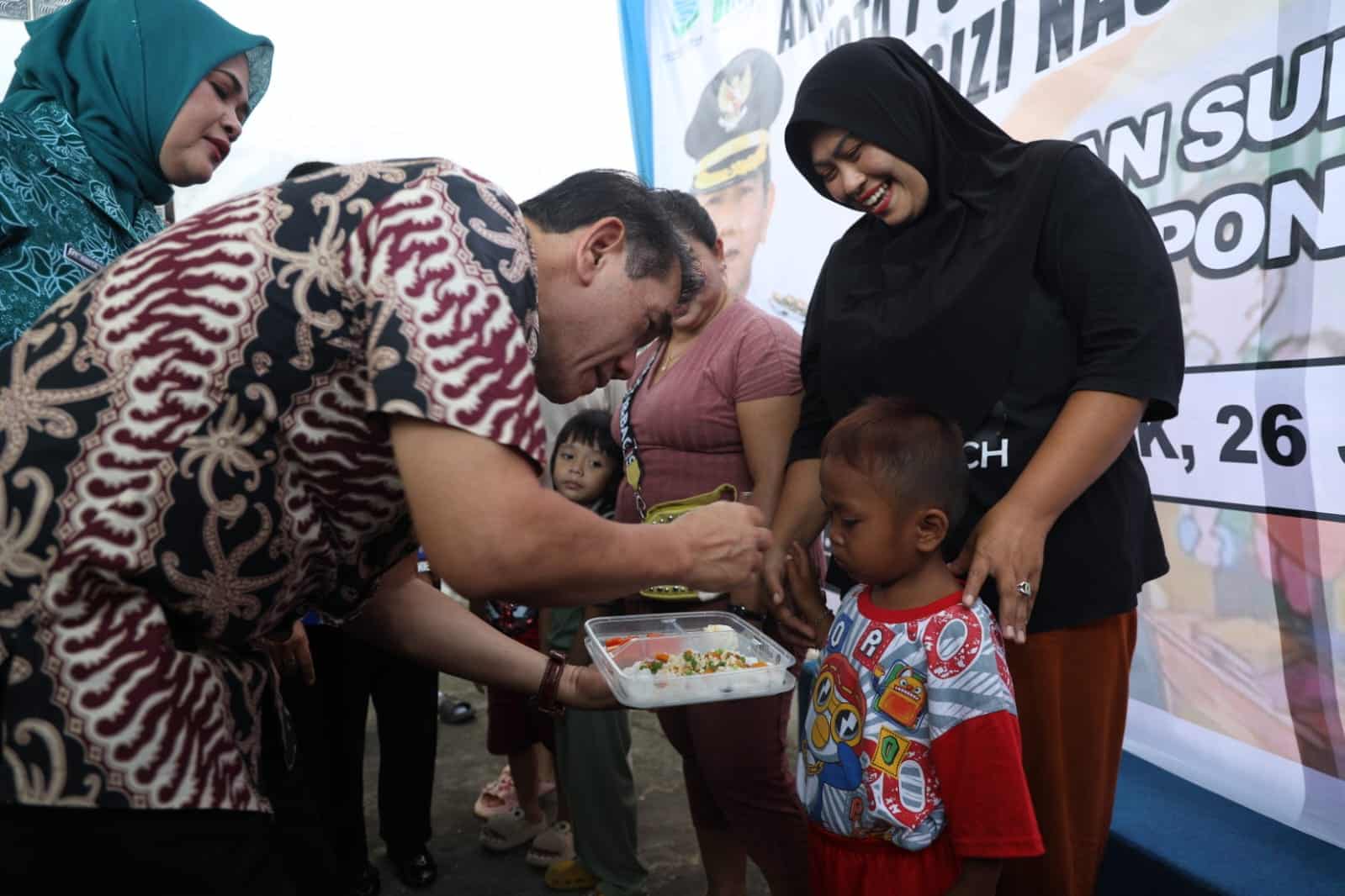 Pj Wali Kota Pontianak, Ani Sofian menyerahkan bantuan pangan bagi warga untuk menangani stunting. (Foto: Prokopim/Kominfo Pontianak)