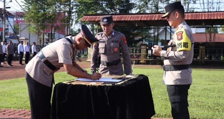 AKBP Hendrawan saat memimpin sertijab sejumlah pejabat di lingkungan Polres Kapuas Hulu. (Foto: Ishaq)