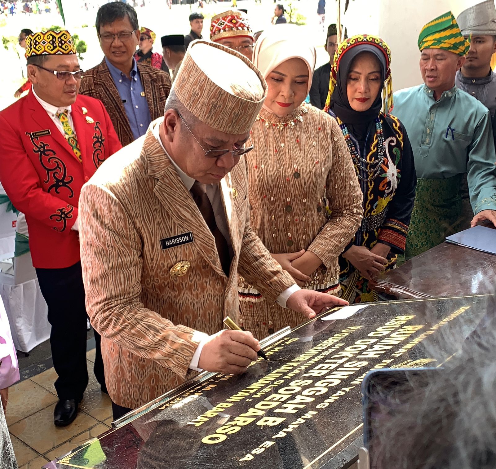 Pj Gubernur Kalbar, Harisson menandatangani prasasti pembangunan Rumah Singgah B RSUD Soedarso. (Foto: Indri)