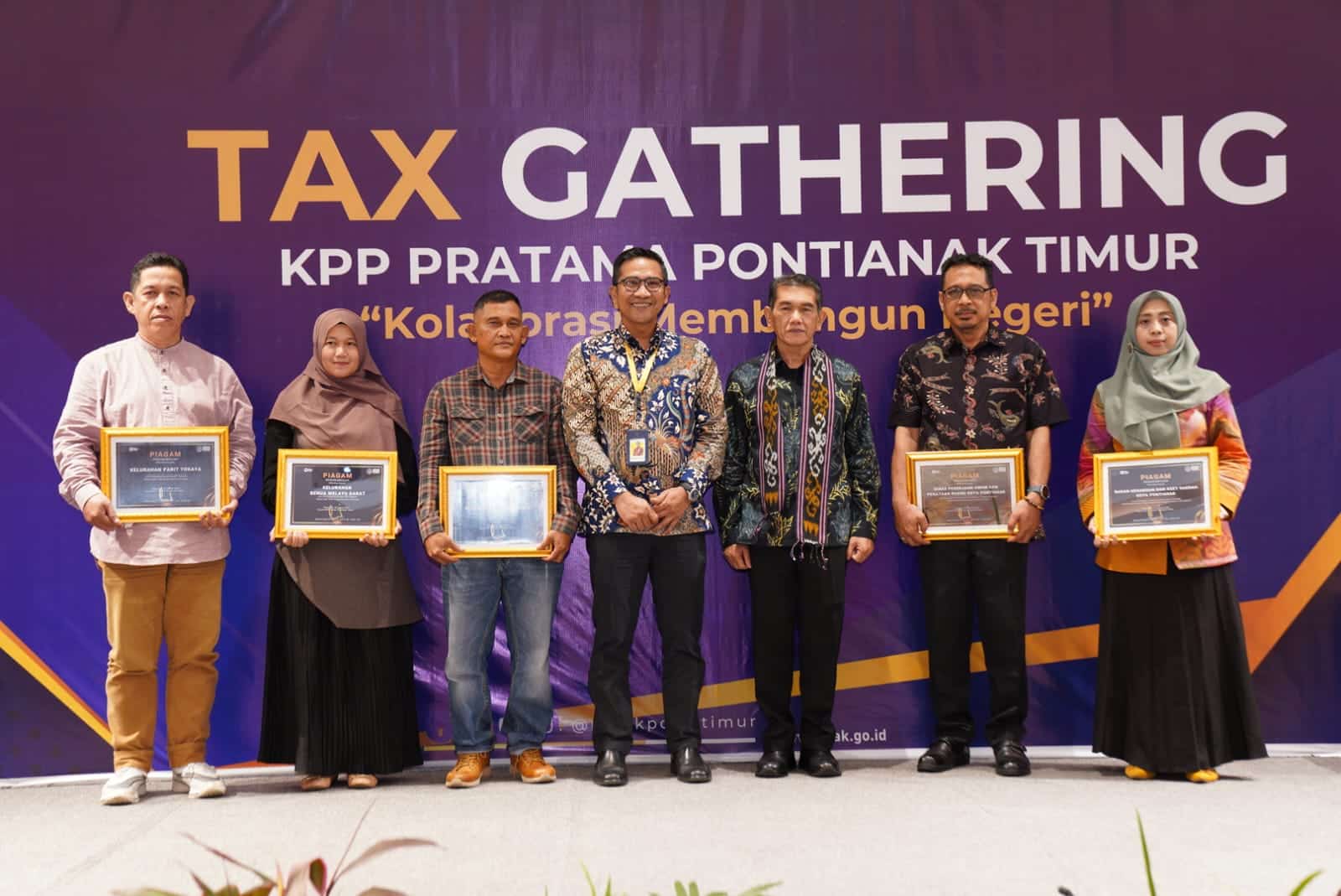 Pj Wali Kota Pontianak, Ani Sofian berfoto bersama para wajib pajak penerima penghargaan dari KPP Pontianak Timur. (Foto: Prokopim Pontianak)