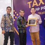 Pj Wali Kota Pontianak, Ani Sofian menyerahkan piagam penghargaan dari KPP Pontianak Timur kepada wajib pajak. (Foto: Prokopim Pontianak)