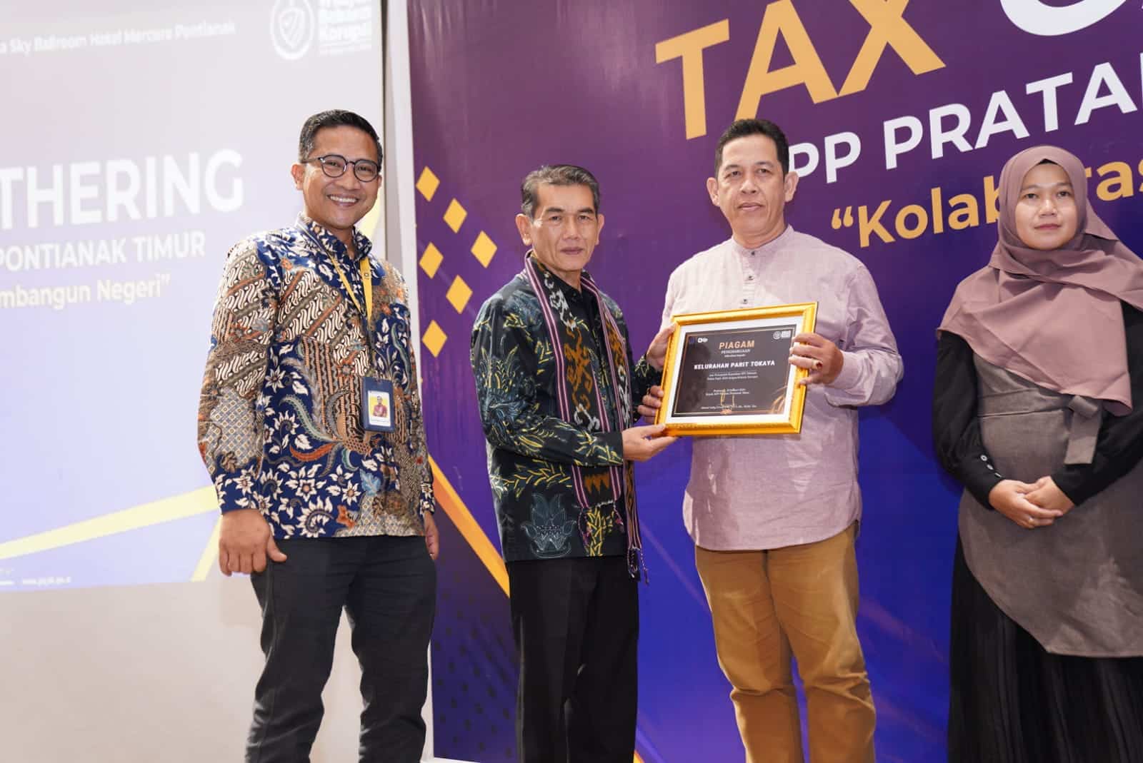 Pj Wali Kota Pontianak, Ani Sofian menyerahkan piagam penghargaan dari KPP Pontianak Timur kepada wajib pajak. (Foto: Prokopim Pontianak)