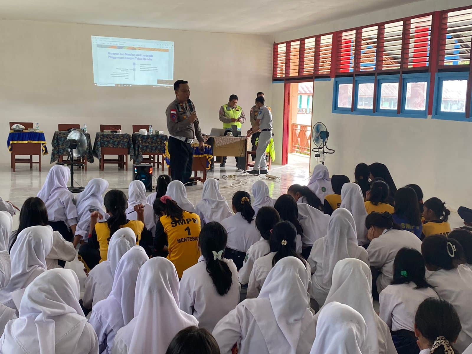 Kasatlantas Polres Kapuas Hulu, IPTU Cahya Purnawan memberikan edukasi ke pelajar SMP I Mentebah. (Foto: Ishaq)
