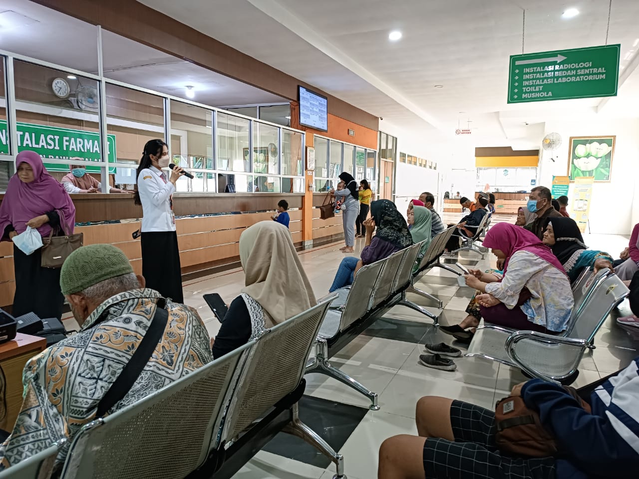 Penyuluhan tentang “Kapan Waktu Terbaik Minum Obat Hipertensi” kepada 24 pasien dan pengunjung Rumah Sakit Umum Daerah (RSUD) Sultan Syarif Mohamad Alkadrie (SSMA) Kota Pontianak, Rabu (31/01/2024). (Foto: RSUD SSMA)