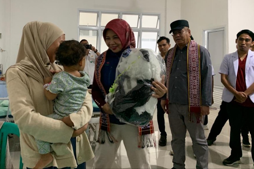 Penjabat (Pj) Ketua TP PKK Provinsi Kalimantan Barat (Kalbar), Windy Prihastari memberikan hadian kepada salah satu pasien anak di Rumah Sakit Umum Daerah (RSUD) Badau, Rabu (10/01/2023). (Foto: Jauhari)