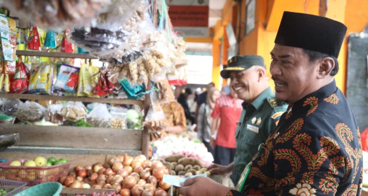 Satgas Pangan Pontianak melajukan pemantauan sejumlah harga jelang Imlek. (Foto: Kominfo Pontianak)