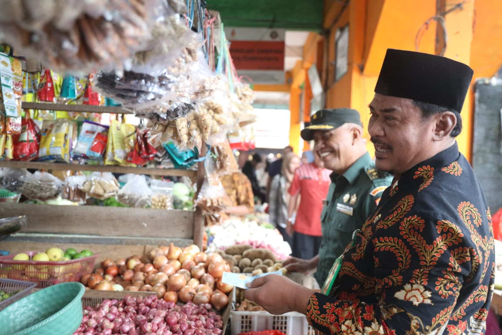 Satgas Pangan Pontianak melajukan pemantauan sejumlah harga jelang Imlek. (Foto: Kominfo Pontianak)