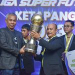 Bupati Ketapang, Martin Rantan menyerahkan piala pada malam penghargaan kompetisi Liga Super Futsal Ketapang 2023, di Hotel Borneo Ketapang, Rabu (31/01/2024). (Foto: Adi LC)