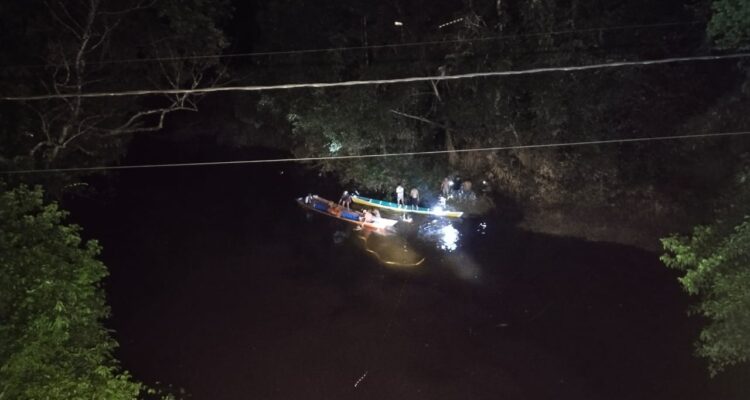 Proses pencarian korban Nia Diana yang diduga tenggelam di Sungai Nuar Silat Hilir. (Foto: Ishaq)