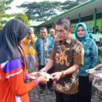 Pj Wali Kota Pontianak, Ani Sofian menyerahkan tablet tambah darah secara simbolis kepada seorang siswi SMPN 15 Pontianak Utara. (Foto: Prokopim Pontianak)
