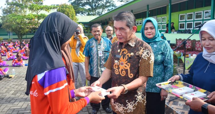 Pj Wali Kota Pontianak, Ani Sofian menyerahkan tablet tambah darah secara simbolis kepada seorang siswi SMPN 15 Pontianak Utara. (Foto: Prokopim Pontianak)