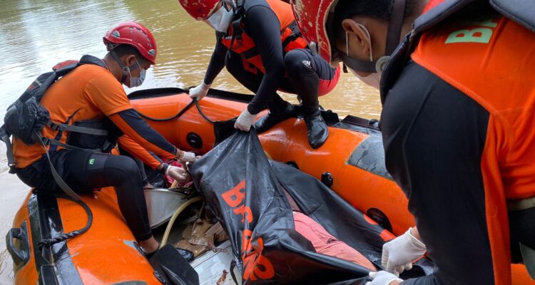 Evakuasi jenazah Nia Diana oleh tim SAR. (Foto: Tim SAR)