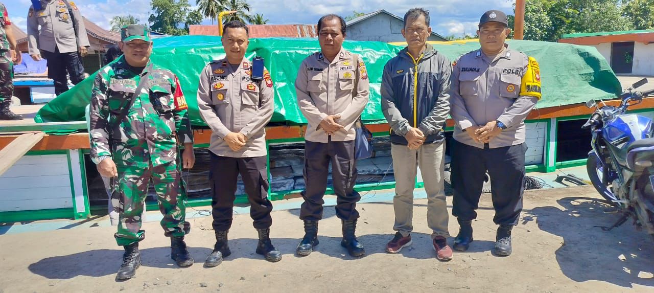 Satgas Operasi Mantap Brata Kapuas 2024 kawal pendistribusian logistik pemilu di tiga kecamatan perairan Kabupaten Kubu Raya. (Foto: Humas Polres KKR)