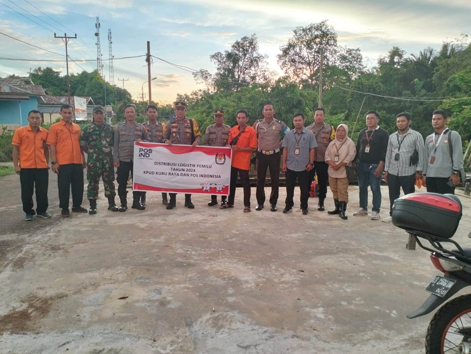 Satgas Operasi Mantap Brata Kapuas 2024 kawal pendistribusian logistik pemilu di tiga kecamatan perairan Kabupaten Kubu Raya. (Foto: Humas Polres KKR)