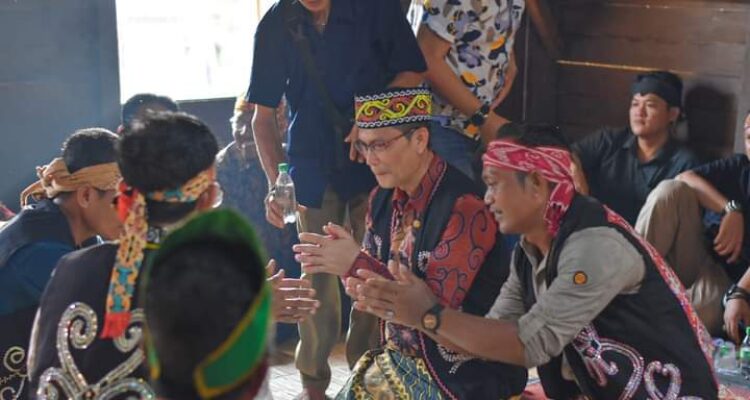 Prosesi pemberian gelar adat di Rumah Adat Dayak Batu Tajam Kecamatan Tumbang Titi. (Foto: Adi LC)