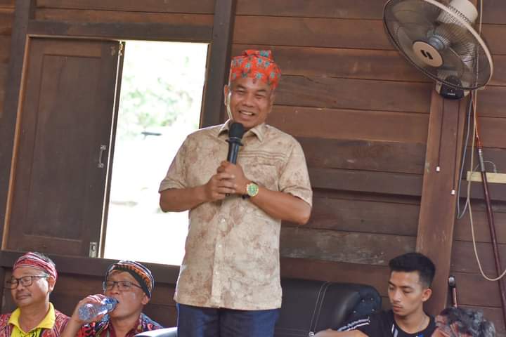 Prosesi pemberian gelar adat di Rumah Adat Dayak Batu Tajam Kecamatan Tumbang Titi. (Foto: Adi LC)