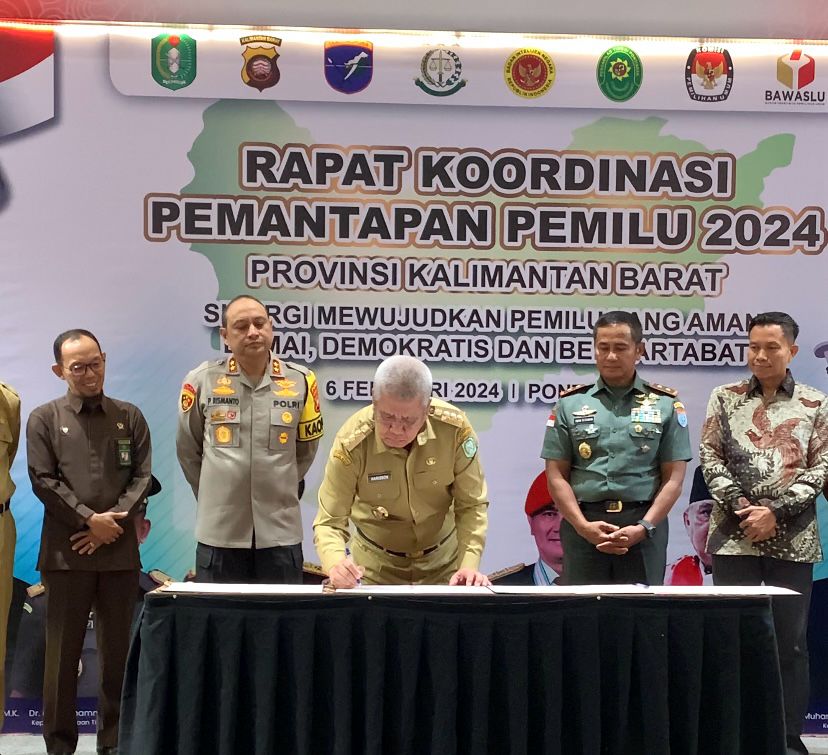 Penandatanganan Naskah Perjanjian Hibah Daerah (NPHD) Pengamanan Pilkada Tahun 2024 oleh Pj Gubernur Kalbar, Kapolda Kalbar dan Pangdam XII/Tanjungpura, di Hotel Mercure Pontianak, Selasa (06/02/2024). (Foto: Indri)
