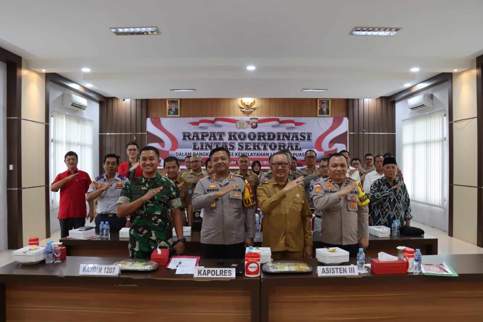 Foto bersama usai rakor linsek Operasi Liong Kapuas 2024, dalam rangka pengamanan Imlek dan Cap Go Meh Tahun 2024 di Kabupaten Kubu Raya, Senin (05/02/2024). (Foto: Humas Polres Kubu Raya)