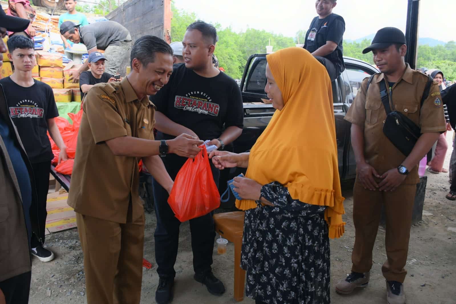 Pj Sekda KKU, Rene saat membagikan sembako di Pasar Rakyat, Kecamatan Sukadana, Selasa (06/02/2024). (Foto: Prokopim)