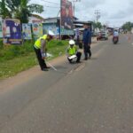 Anggota Satuan Polisi Lalu Lintas Polres Ketapang melakukan olah TKP peristiwa kecelakaan akibat jalan berlobang di Jalan Gatot Subroto, Desa Payak Kumang, Kecamatan Delta Pawan. (Foto Istimewa)