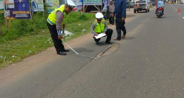 Anggota Satuan Polisi Lalu Lintas Polres Ketapang melakukan olah TKP peristiwa kecelakaan akibat jalan berlobang di Jalan Gatot Subroto, Desa Payak Kumang, Kecamatan Delta Pawan. (Foto Istimewa)