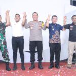 Foto bersama usai menghadiri Apel Siaga dan Launching TPS Rawan Pemilu, di Gedung Diklat Bank Kalbar, Kamis (08/02/2024). (Foto: Kominfo Pontianak)