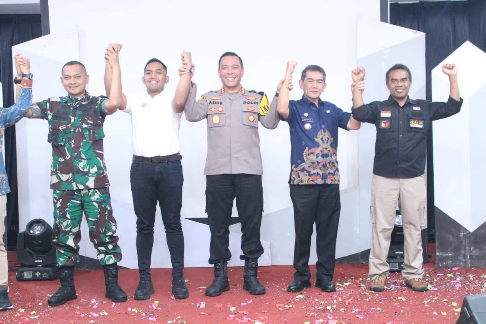 Foto bersama usai menghadiri Apel Siaga dan Launching TPS Rawan Pemilu, di Gedung Diklat Bank Kalbar, Kamis (08/02/2024). (Foto: Kominfo Pontianak)