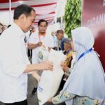 Presiden Jokowi saat menyerahkan bantuan pangan ke masyarakat di Bantul, Yogyakarta. (Foto: Instagram resmi @jokowi)