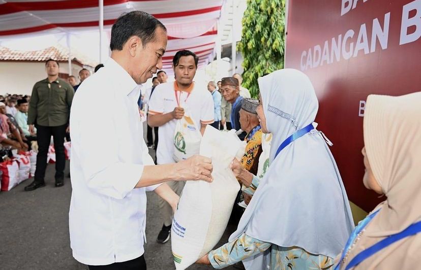Presiden Jokowi saat menyerahkan bantuan pangan ke masyarakat di Bantul, Yogyakarta. (Foto: Instagram resmi @jokowi)