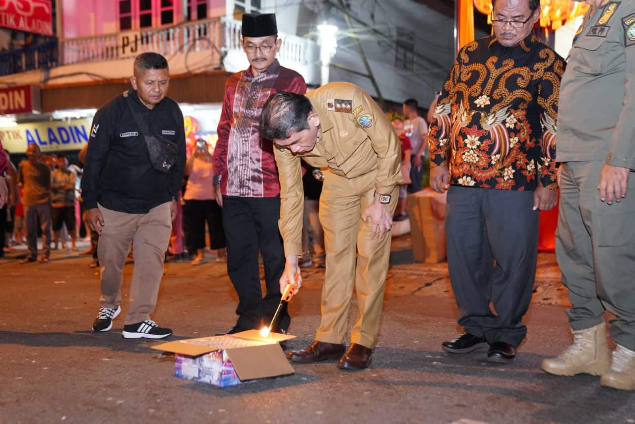 Pj Wali Kota Pontianak Ani Sofian menyulut kembang api  pada malam menyambut Tahun Baru Imlek 2575. (Foto: Prokopim Pontianak)