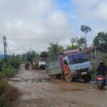 Kondisi truk (biru) amblas di jalan poros Desa Rantau Panjang, Kecamatan Simpang Hilir, Kabupaten Kayong Utara, Senin (12/02/2024), sekira pukul 08.15 WIB. (Foto: Santo)