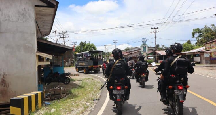 Patroli gabungan anggota Samapta Polres Kapuas Hulu dan anggota Satbrimob Polda Kalbar di ruas jalan Kota Putussibau dan sekitarnya. (Foto: Ishaq)
