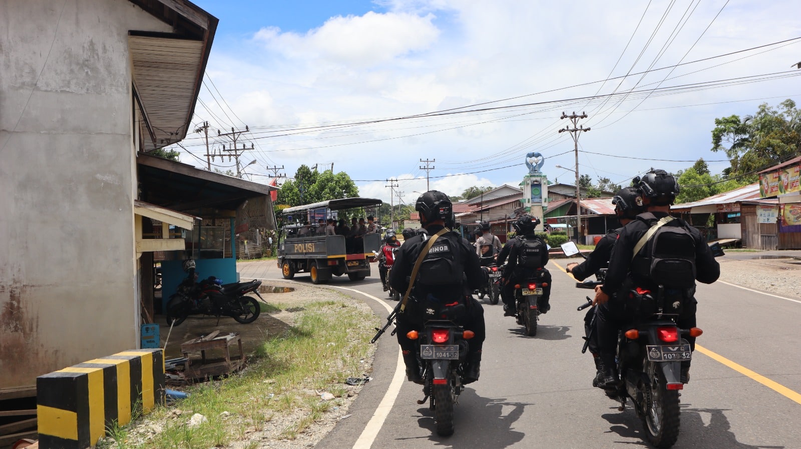 Patroli gabungan anggota Samapta Polres Kapuas Hulu dan anggota Satbrimob Polda Kalbar di ruas jalan Kota Putussibau dan sekitarnya. (Foto: Ishaq)