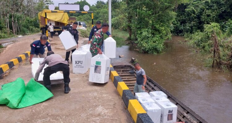Distribusi Logistik Pemilu ke Jagoi Babang, Panitia Tempuh Jalur Darat dan Sungai 1
