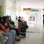 Dokter muda Fanny Nadya Arista saat memberikan informasi dan edukasi kesehatan tentang Imunisasi Anak kepada 15 pasien dan pengunjung Rumah Sakit Umum Daerah (RSUD) Sultan Syarif Mohamad Alkadrie (SSMA) Kota Pontianak, Selasa (13/02/2024). (Foto: PKRS-Humas/RSUDSSMA/2024)