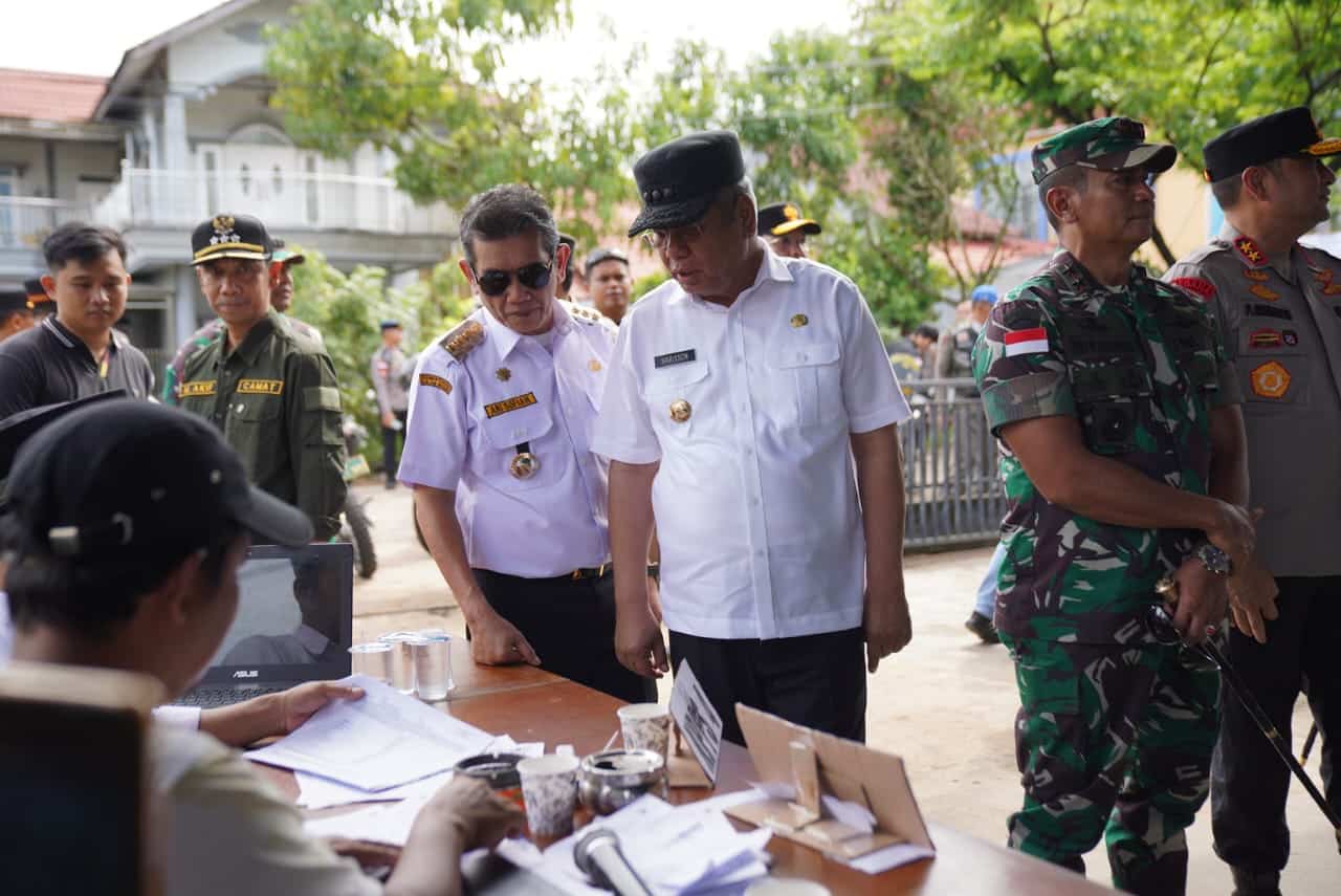 Pj Wali Kota Pontianak, Ani Sofian ikut meninjau sejumlah TPS di Kota Pontianak. (Foto: Kominfo/Prokopim)