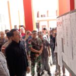 Bupati Kapuas Hulu, Fransiskus Diaan memonitoring pelaksanaan pemilu 2024. (Foto: Ishaq)