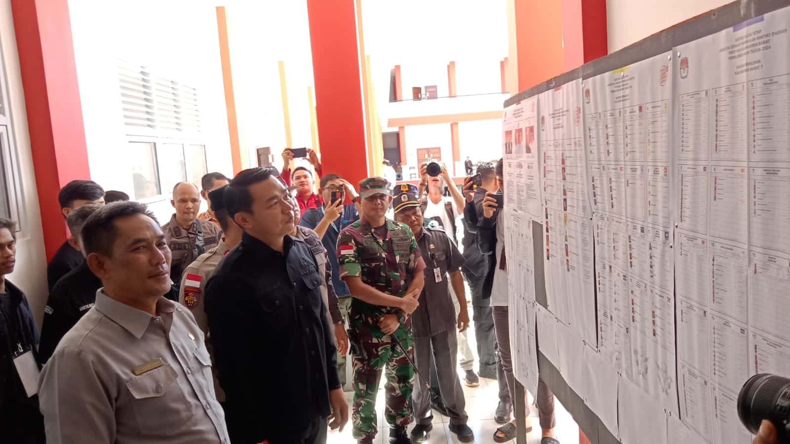 Bupati Kapuas Hulu, Fransiskus Diaan memonitoring pelaksanaan pemilu 2024. (Foto: Ishaq)