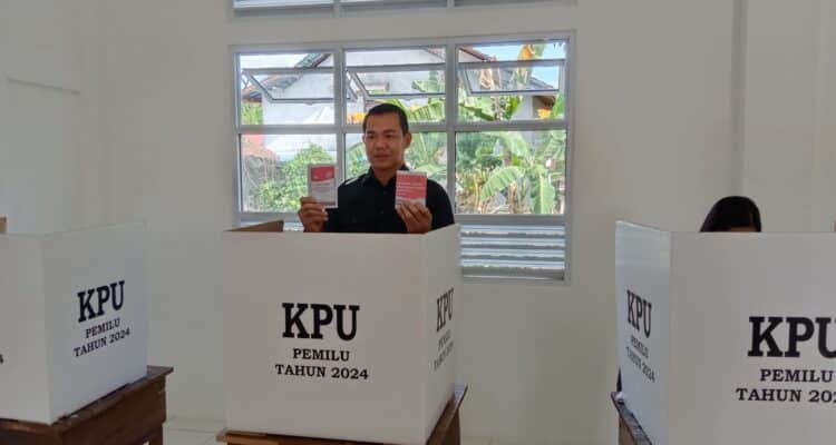 Bupati Kapuas Hulu, Fransiskus Diaan memberikan hak pilih di TPS 04 SDN 1 Putussibau. (Foto: Ishaq)
