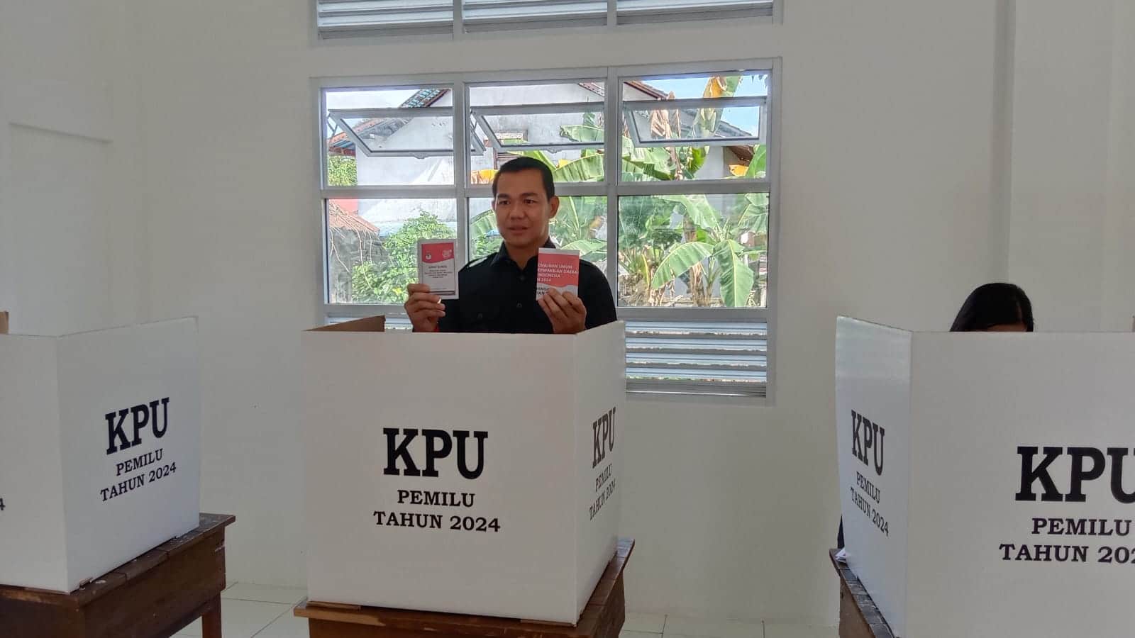 Bupati Kapuas Hulu, Fransiskus Diaan memberikan hak pilih di TPS 04 SDN 1 Putussibau. (Foto: Ishaq)